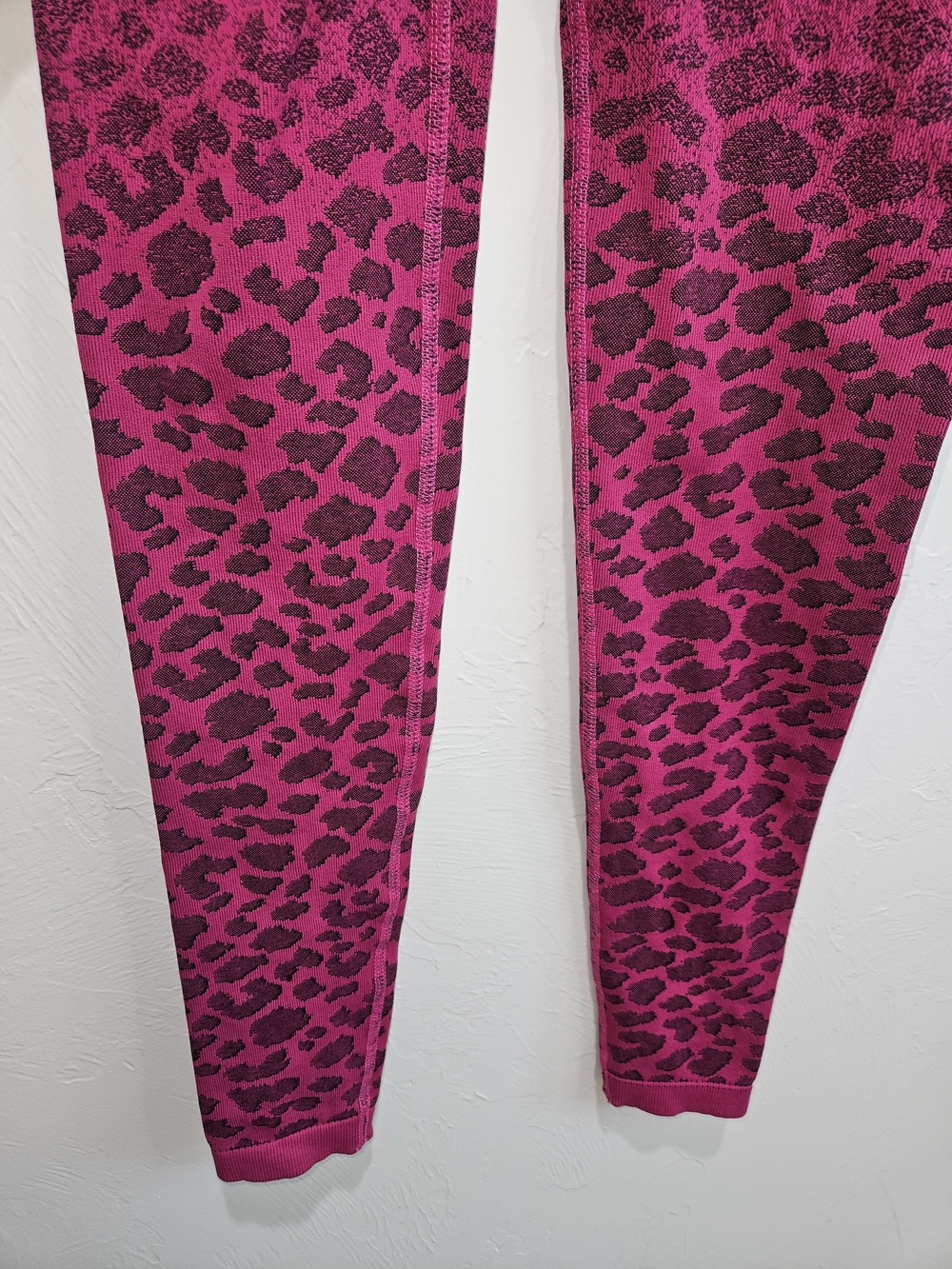 ABS2B Wild Seamless Magenta Scrunch Leggings Small Leopard Cheetah Print Gym - Picture 4 of 11